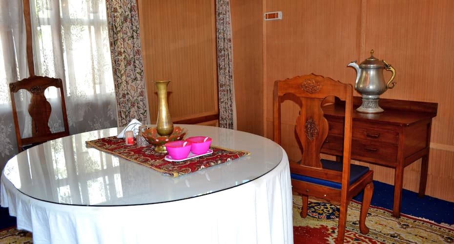 Golden Bell Houseboat, Srinagar 4